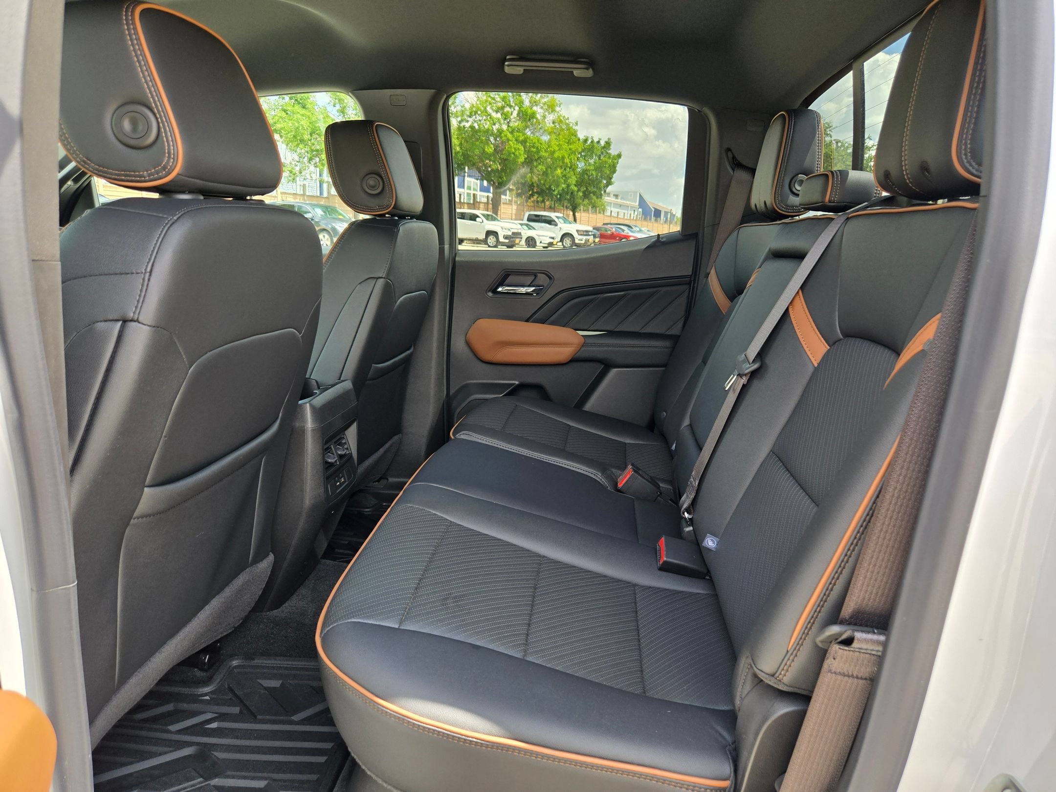 Used 2026 GMC Canyon AT4 w/ AT4 Premium Package AWD/4WD image 15