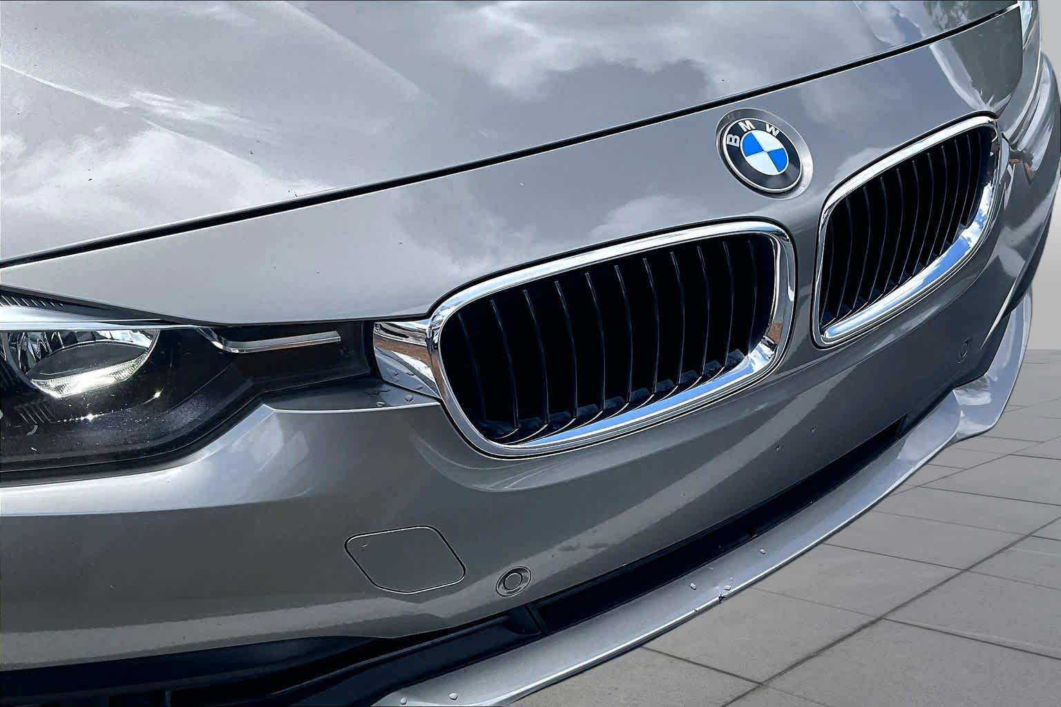 Used 2017 BMW 320i Sedan RWD image 30