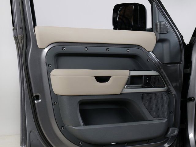 Used 2023 Land Rover Defender 110 SE image 29