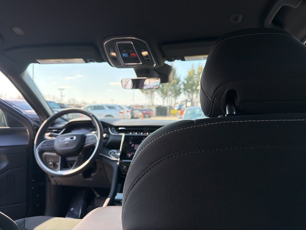 Used 2025 Jeep Grand Cherokee Laredo image 24