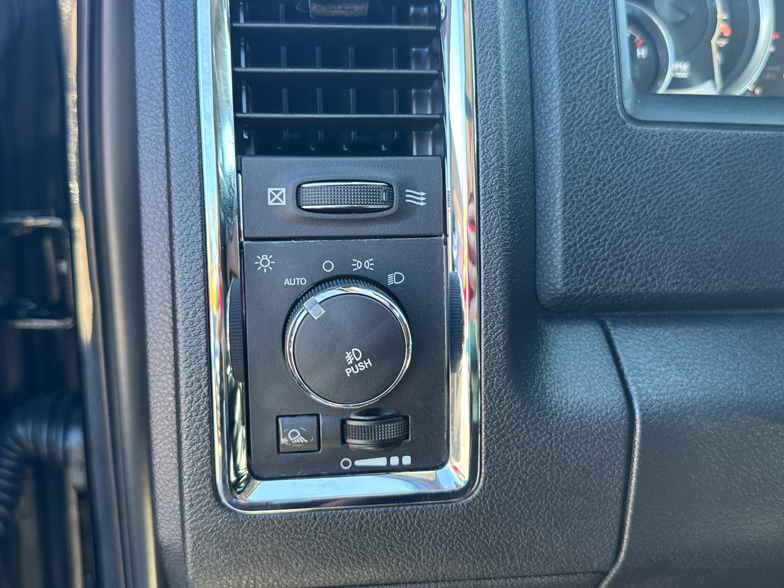 Used 2014 RAM 1500 Laramie w/ Convenience Group AWD/4WD image 16