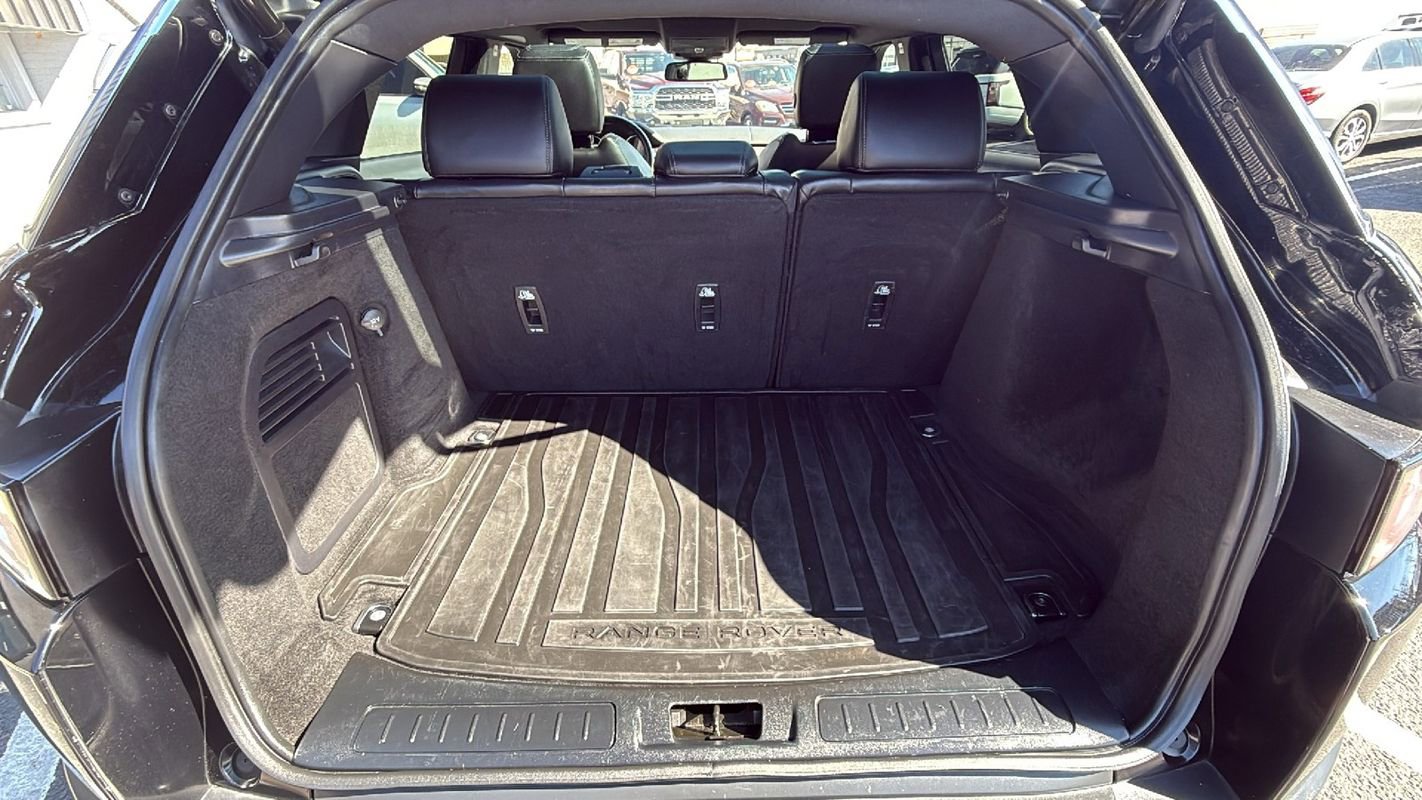 Used 2019 Land Rover Range Rover Evoque SE Premium image 13