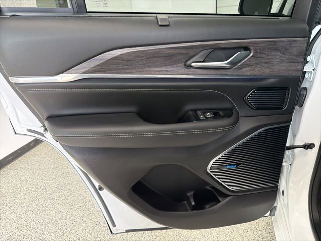 Used 2023 Jeep Grand Cherokee Overland w/ Adv Protech Group III image 26