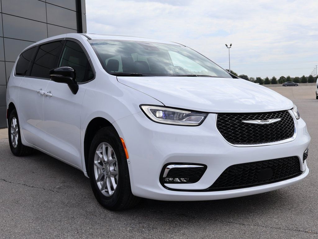 New 2026 Chrysler Pacifica Select image 6