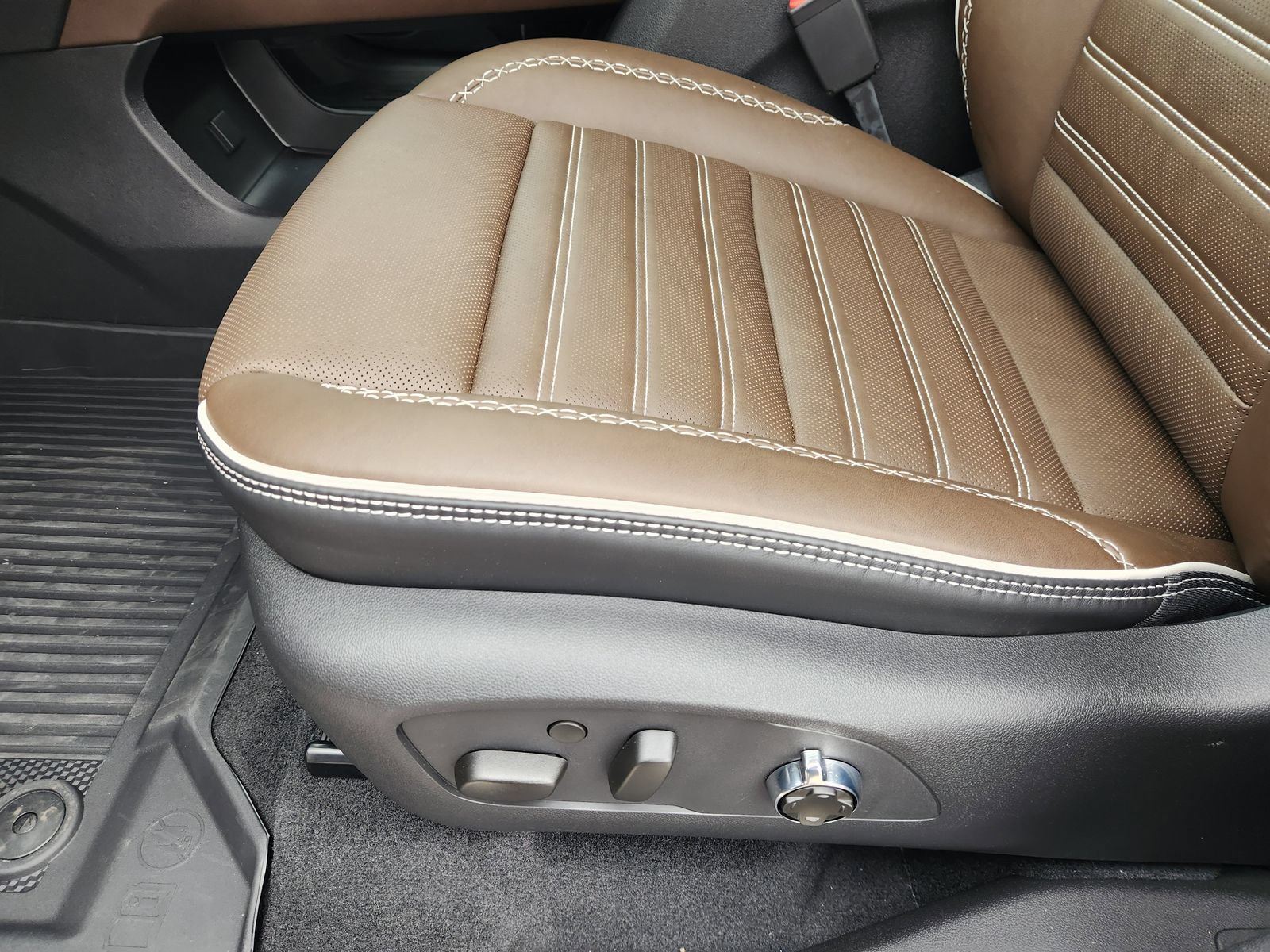 New 2026 GMC Acadia Denali Ultimate w/ LPO, Floor Liner Package AWD/4WD image 28