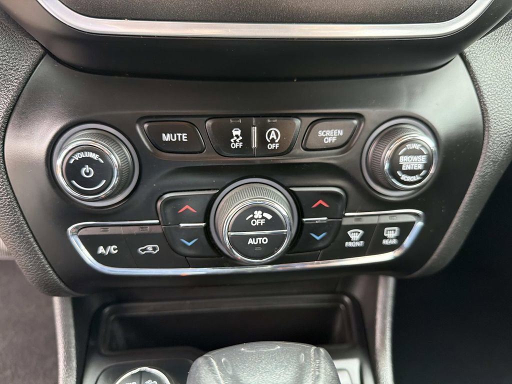 Used 2019 Jeep Cherokee Trailhawk w/ Cold Weather Group image 29