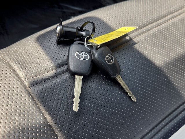 Used 2022 Toyota Tacoma SR w/ SR Convenience Package RWD image 16