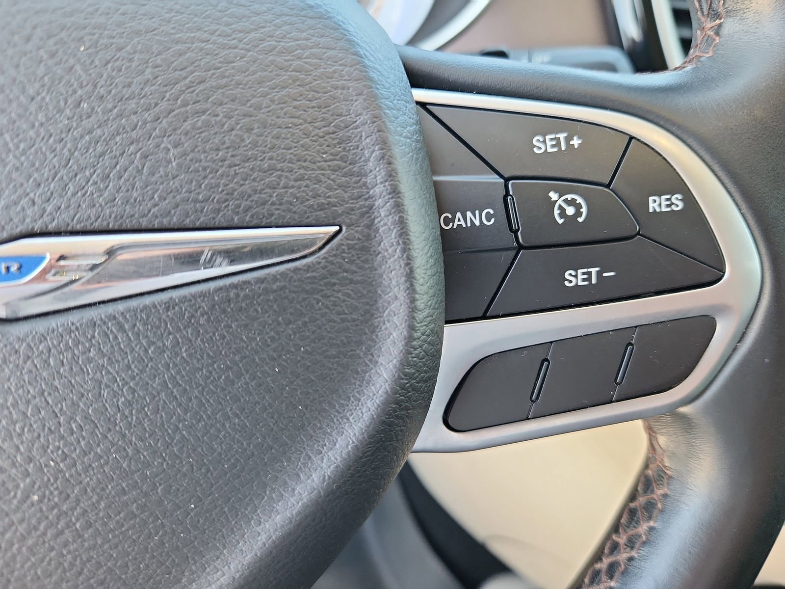 Used 2017 Chrysler Pacifica Touring-L FWD image 19