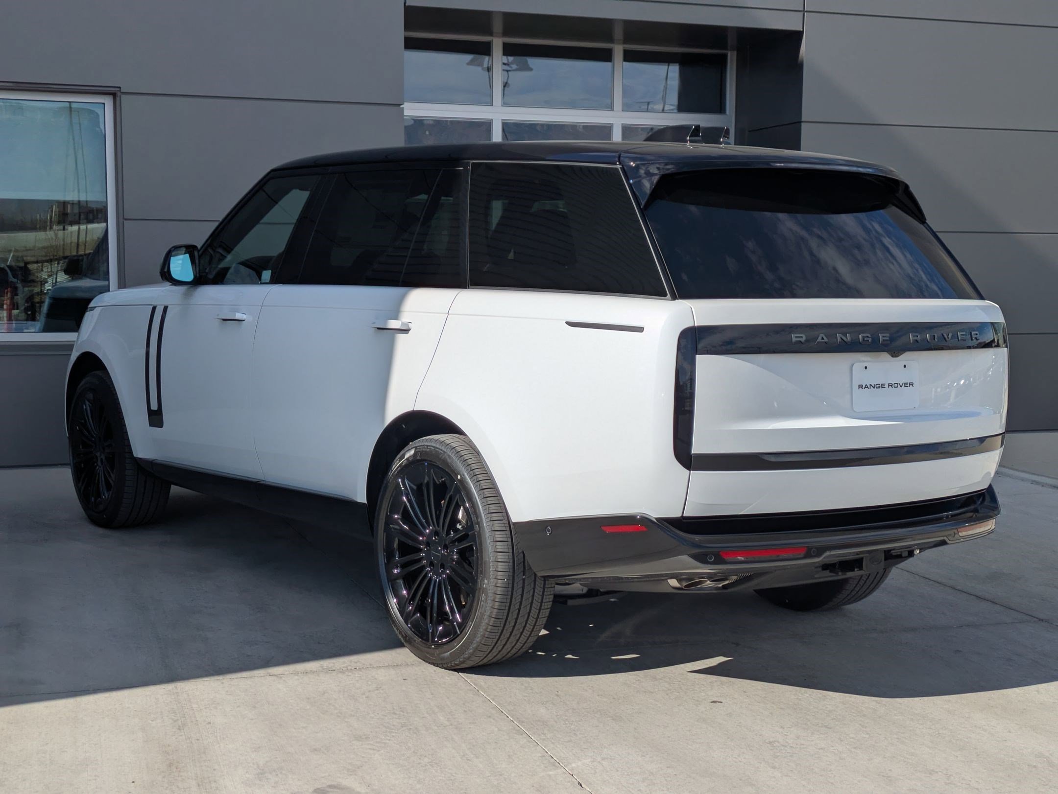 New 2026 Land Rover Range Rover Long Wheelbase SE image 8