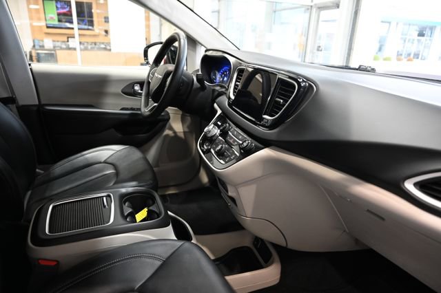 Used 2024 Chrysler Pacifica Touring-L FWD image 14