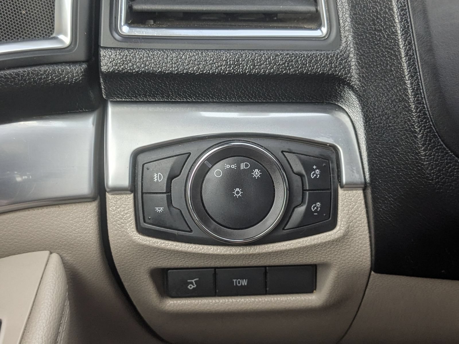 Used 2018 Ford Explorer Limited w/ Equipment Group 301A FWD image 16