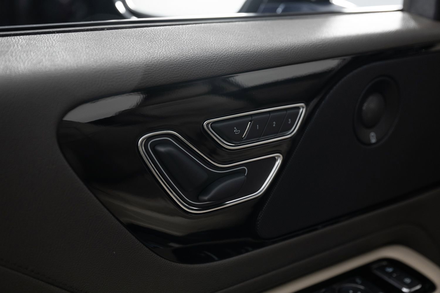 Used 2021 Lincoln Aviator Reserve w/ Class IV Trailer Tow Package image 16