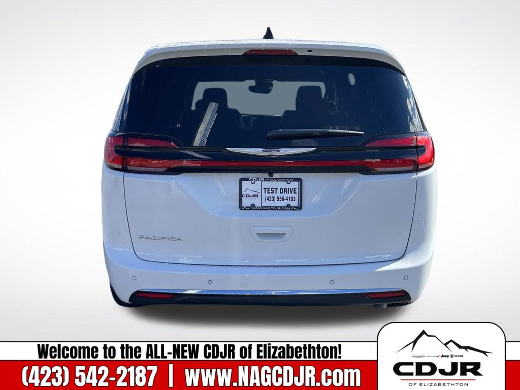 New 2026 Chrysler Pacifica Select image 4
