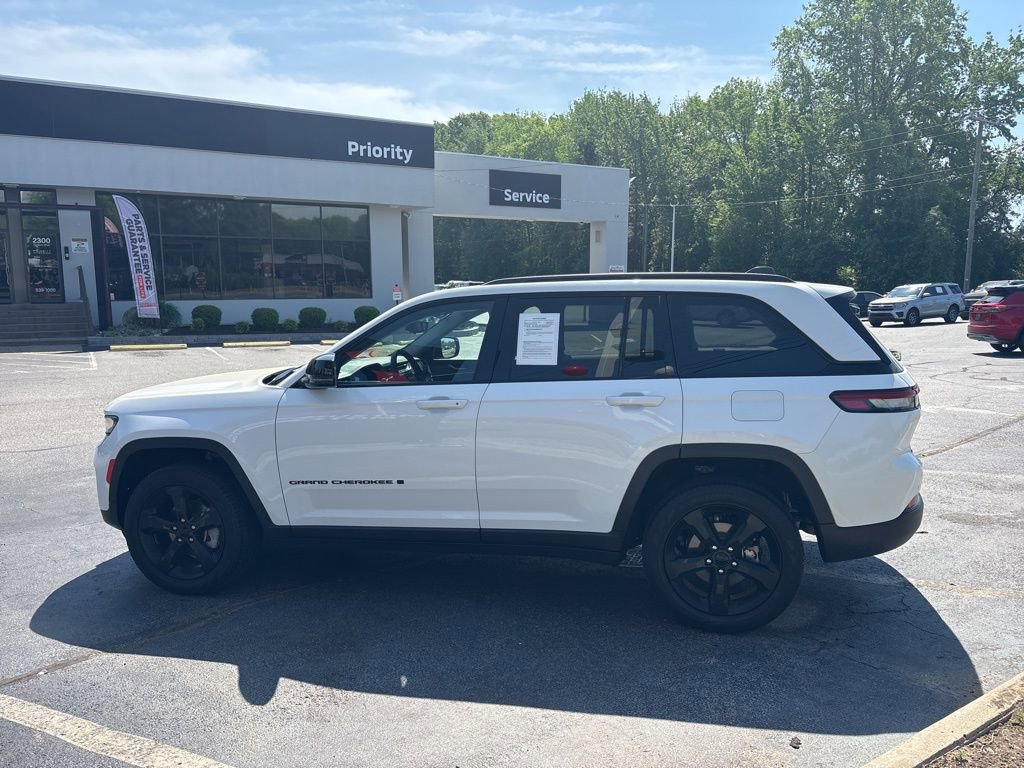 Used 2023 Jeep Grand Cherokee Limited w/ Black Appearance Package image 6