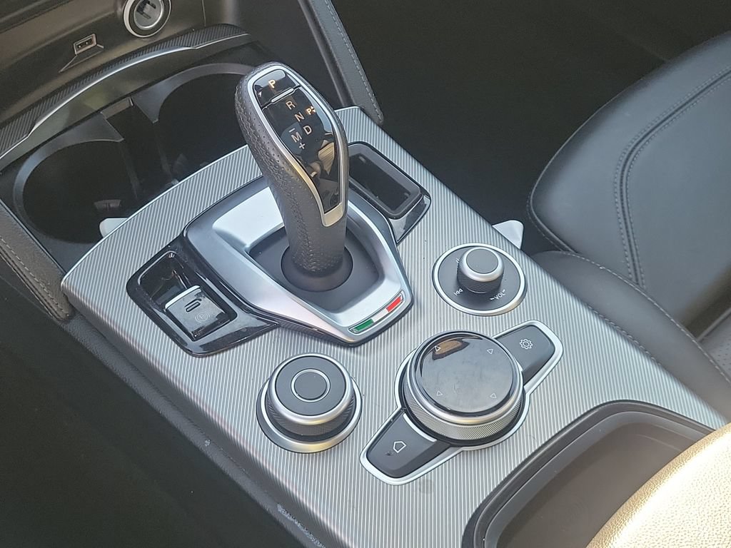 Used 2025 Alfa Romeo Stelvio Sprint AWD/4WD image 36