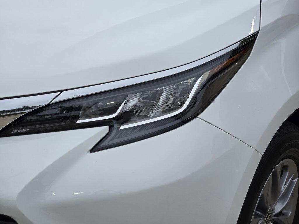 Used 2021 Toyota Sienna LE FWD image 5