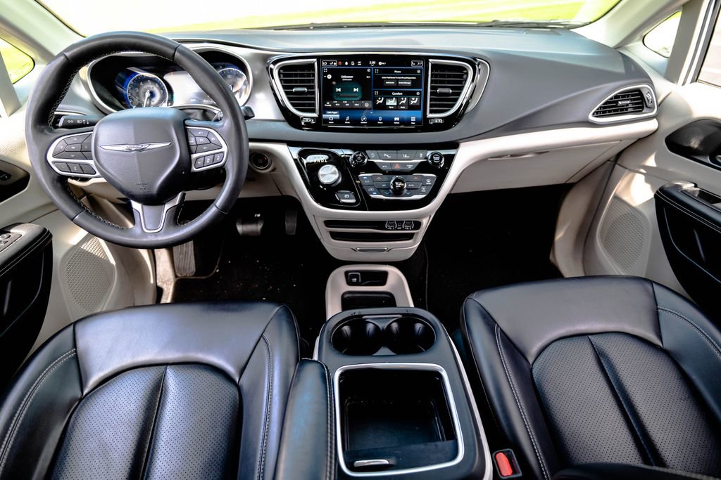 Used 2023 Chrysler Pacifica Touring-L FWD image 12