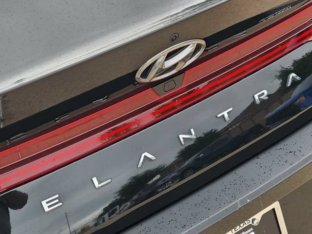 Used 2022 Hyundai Elantra Limited FWD image 9