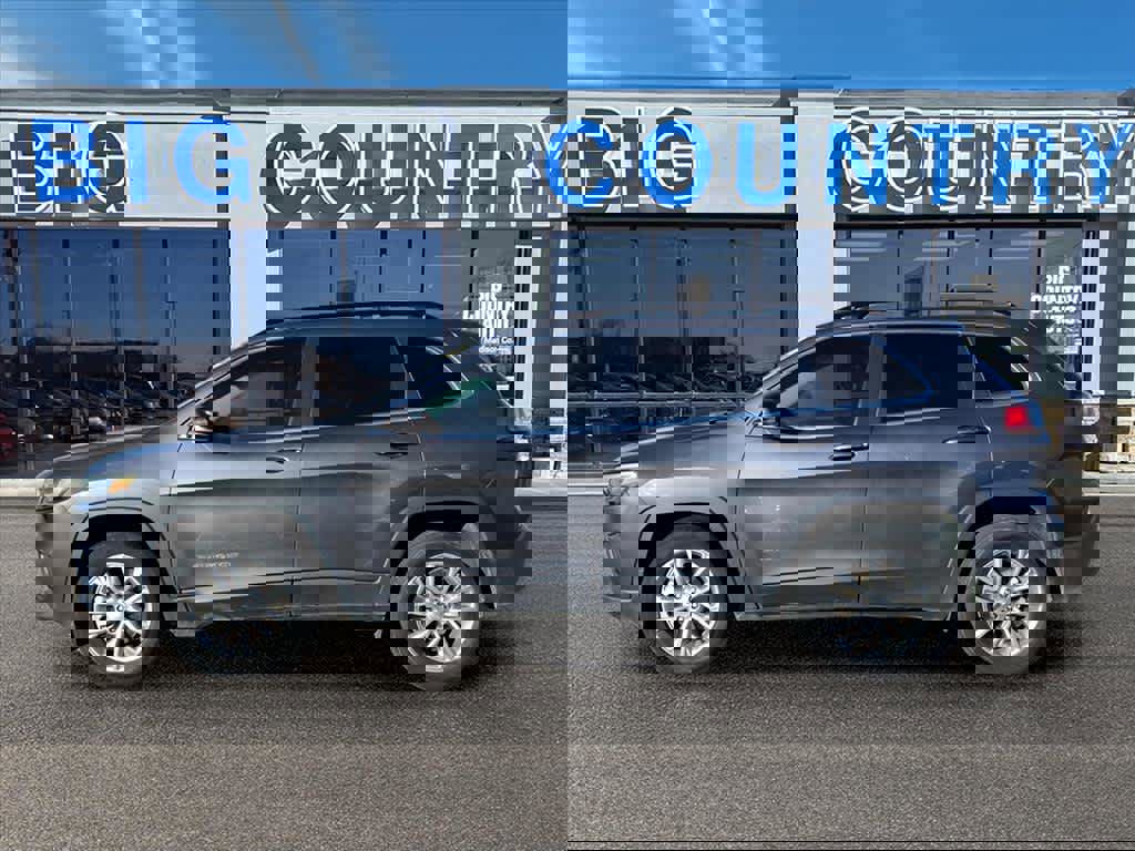 Used 2022 Jeep Cherokee Latitude Lux image 2