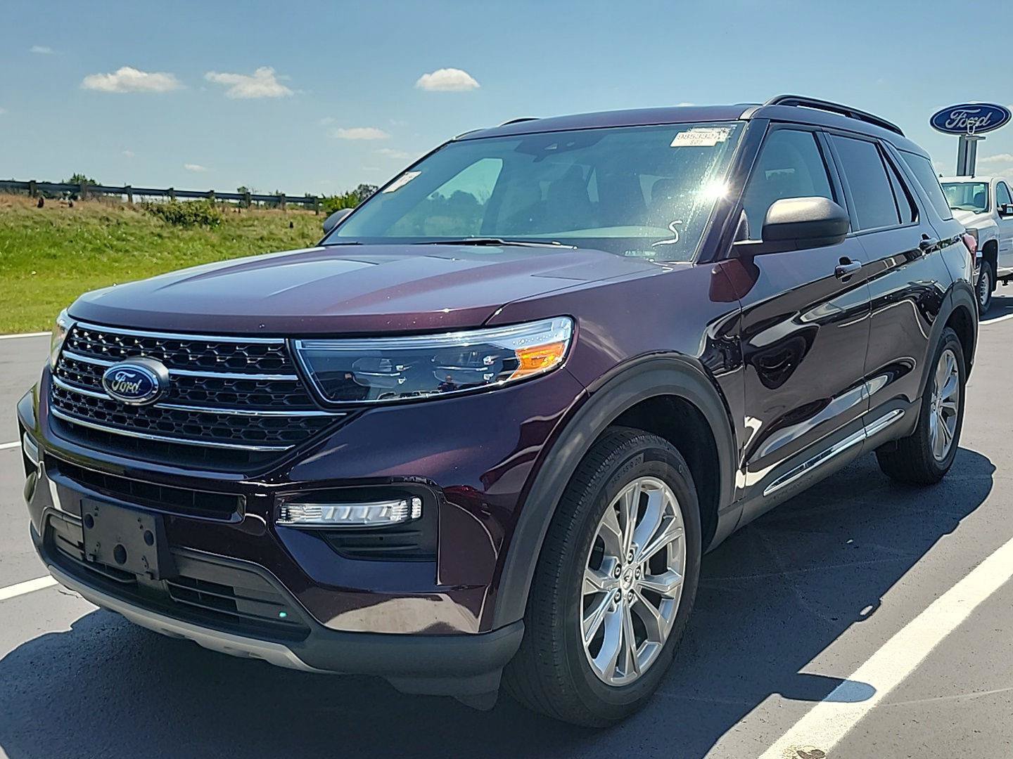 Used 2023 Ford Explorer XLT w/ Equipment Group 202A AWD/4WD image 2