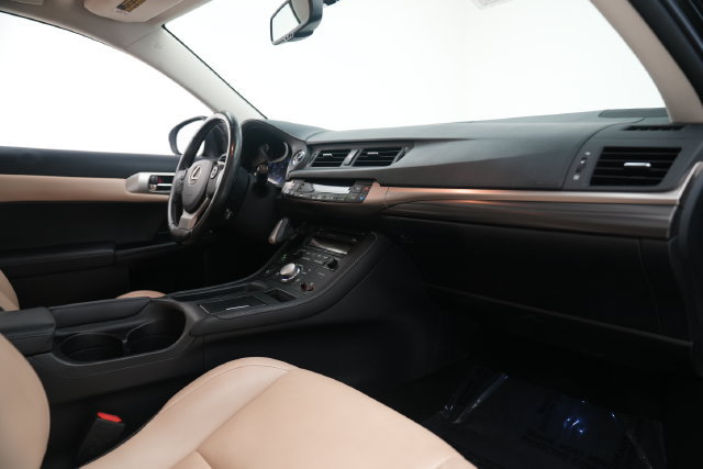 Used 2017 Lexus CT 200h w/ Seat Comfort Package FWD image 5