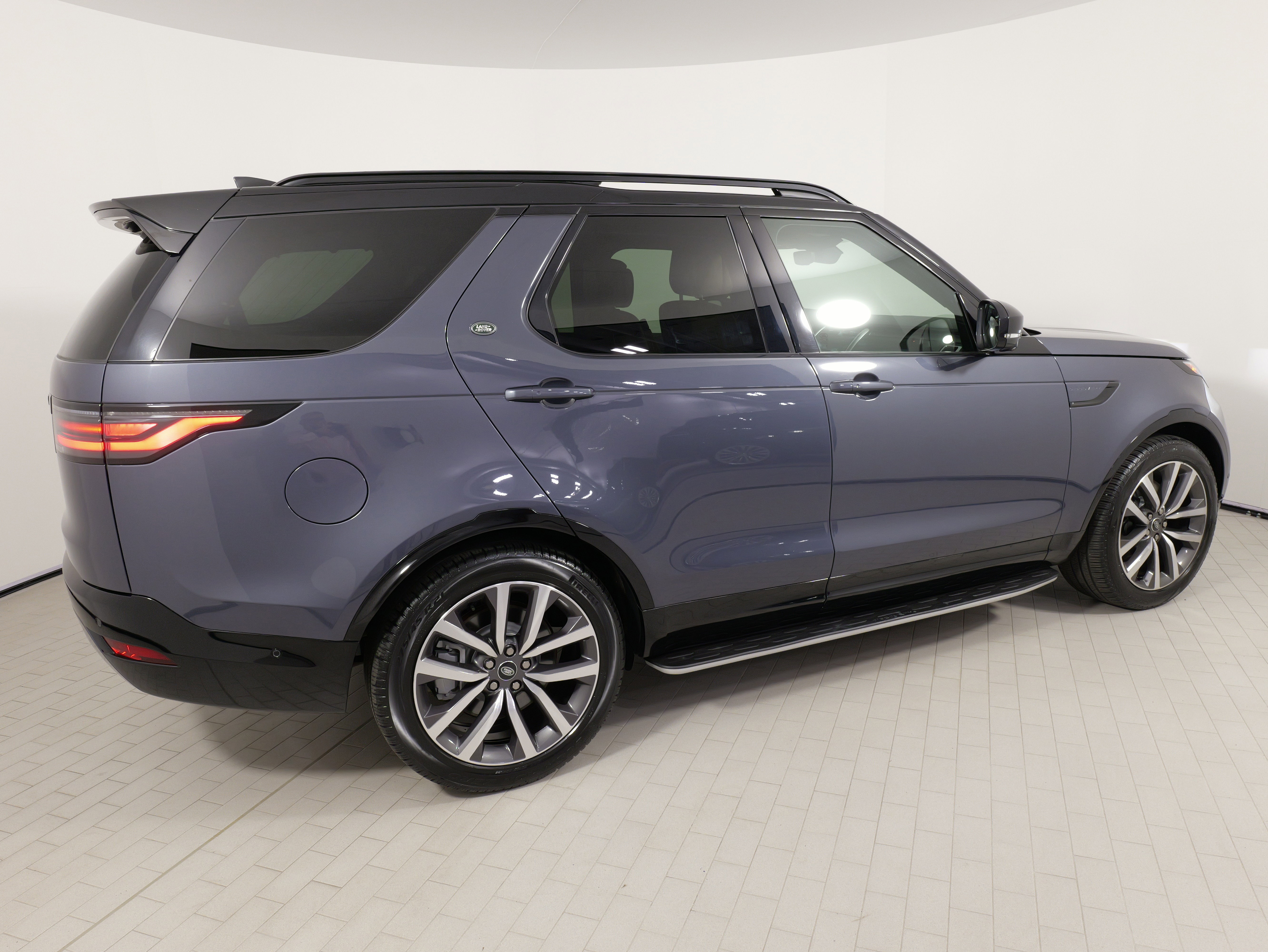 Used 2024 Land Rover Discovery Dynamic SE image 11