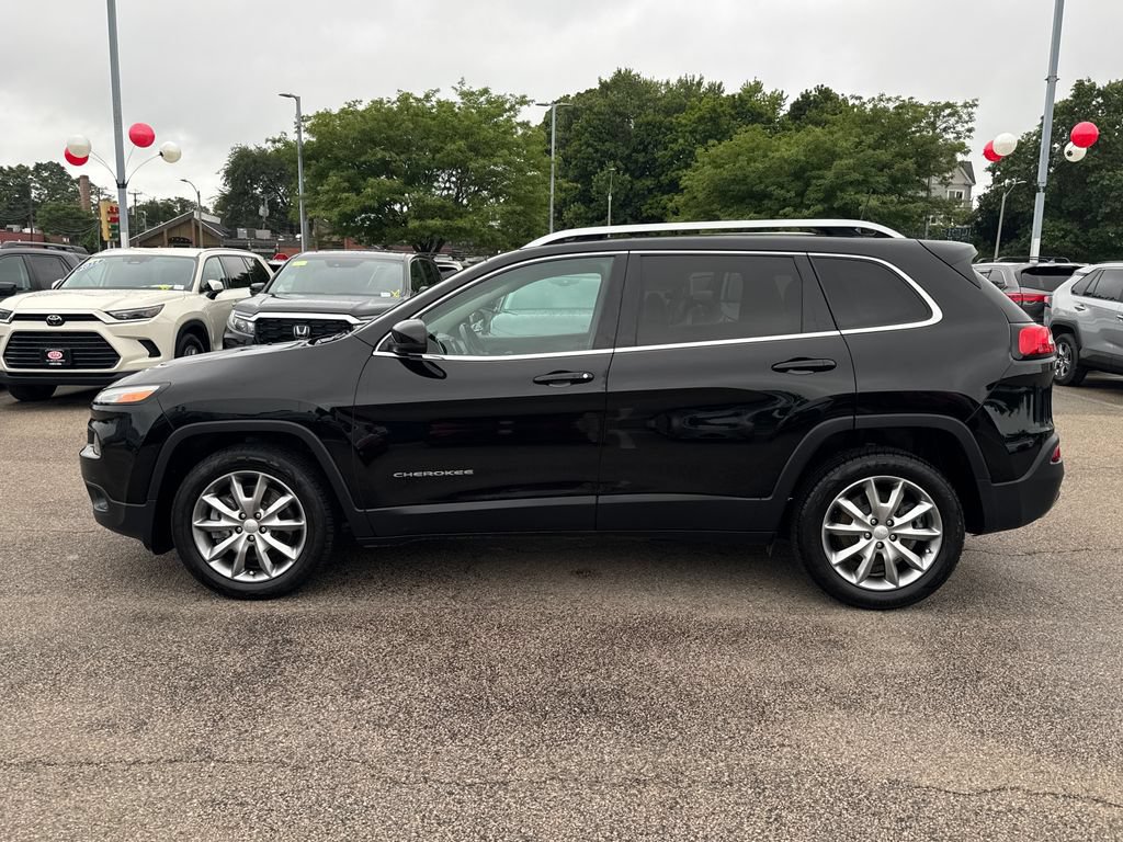 Used 2017 Jeep Cherokee Limited w/ Luxury Group FWD image 4