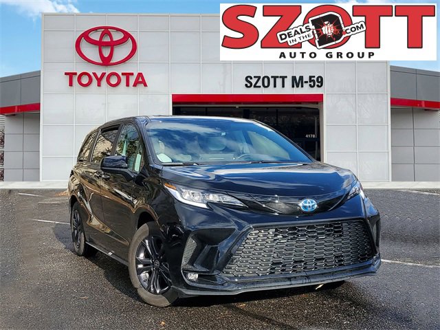 Used 2025 Toyota Sienna XSE image 1