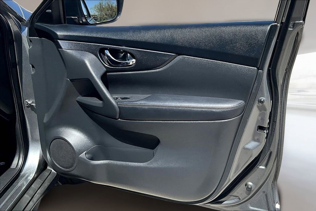 Used 2018 Nissan Rogue SV w/ Premium Package image 26