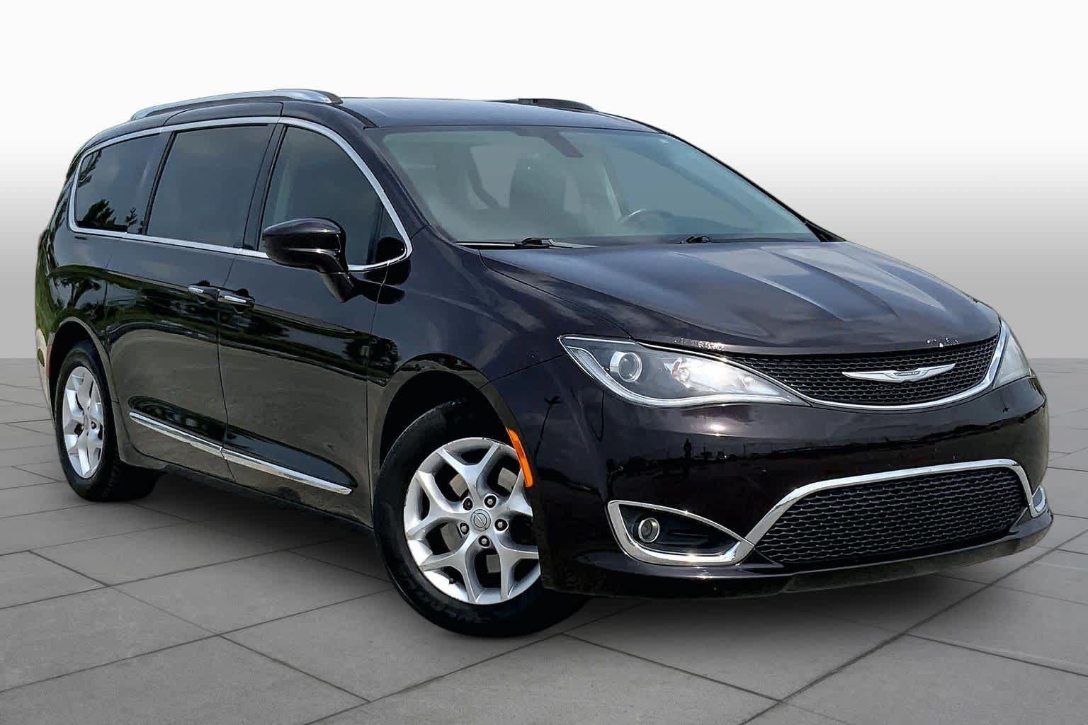Used 2017 Chrysler Pacifica Touring-L Plus w/ Tire & Wheel Group FWD image 3