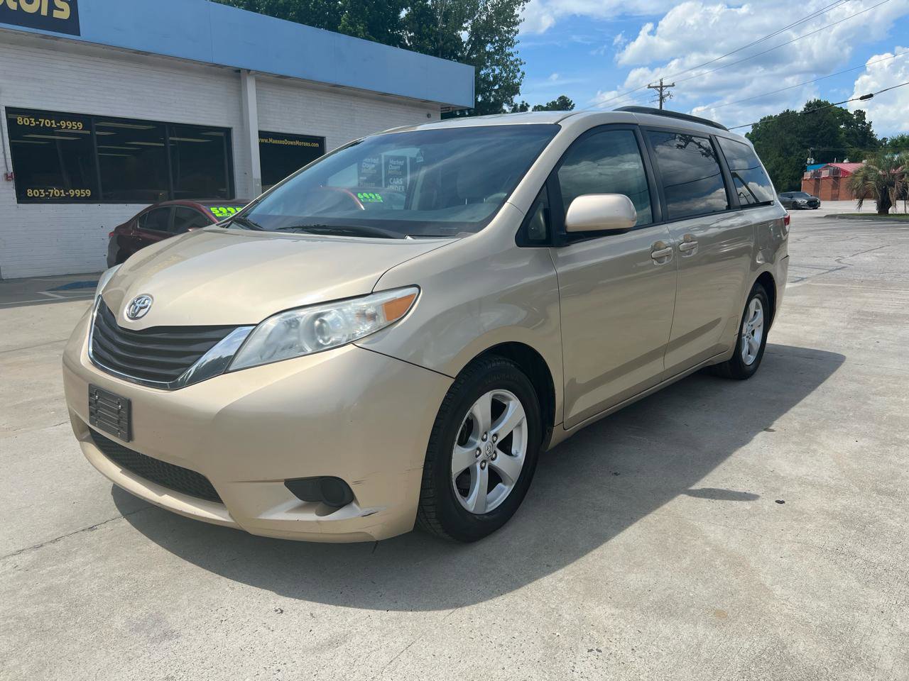 Used 2013 Toyota Sienna LE FWD image 2