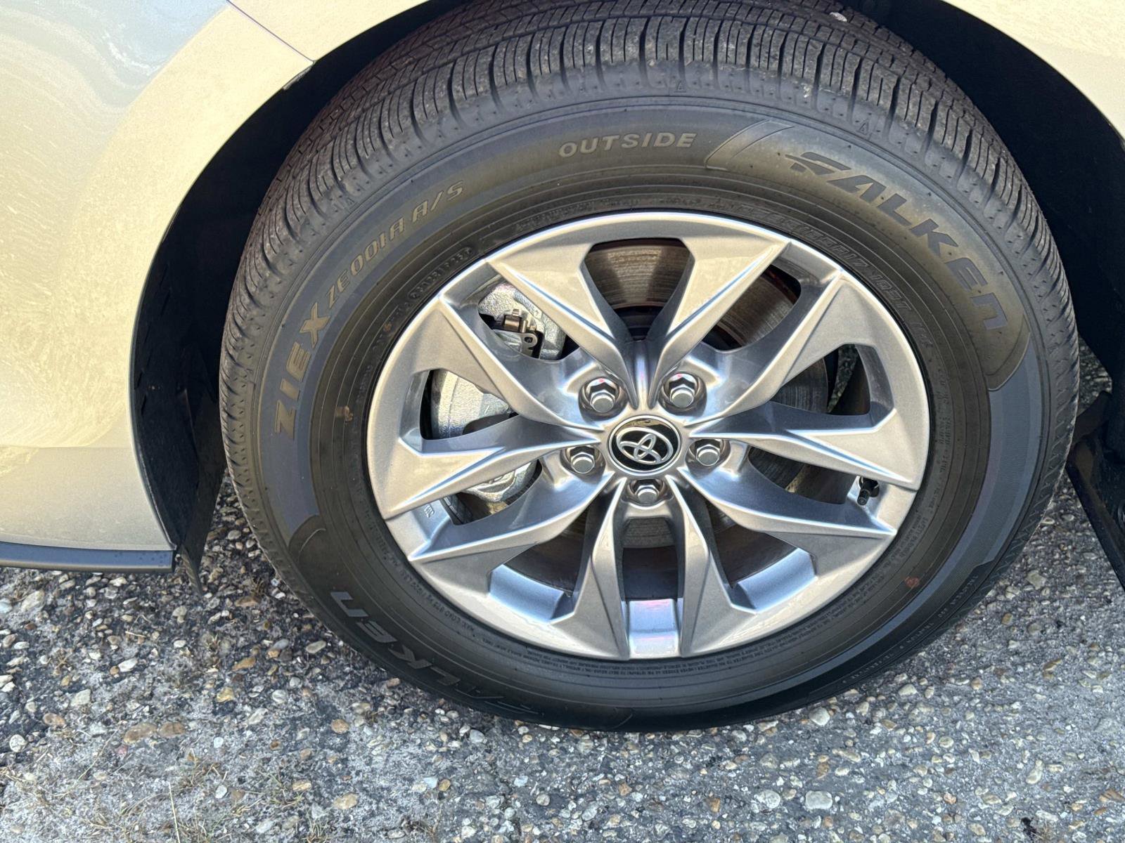 Used 2025 Toyota Sienna XLE image 10