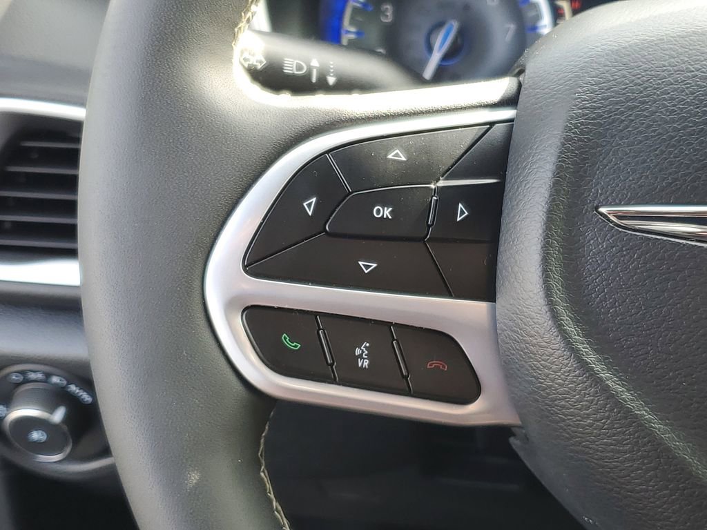 Used 2025 Chrysler Pacifica Select image 16