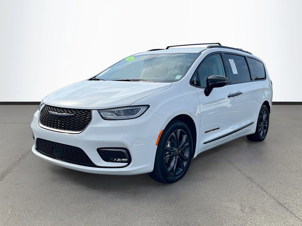 Certified 2024 Chrysler Pacifica Touring-L w/ Road Tripper Package image 3