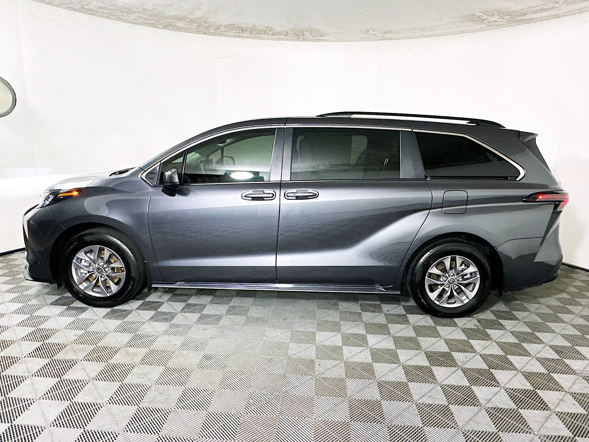 Used 2025 Toyota Sienna LE w/ LE Plus Package AWD/4WD image 6