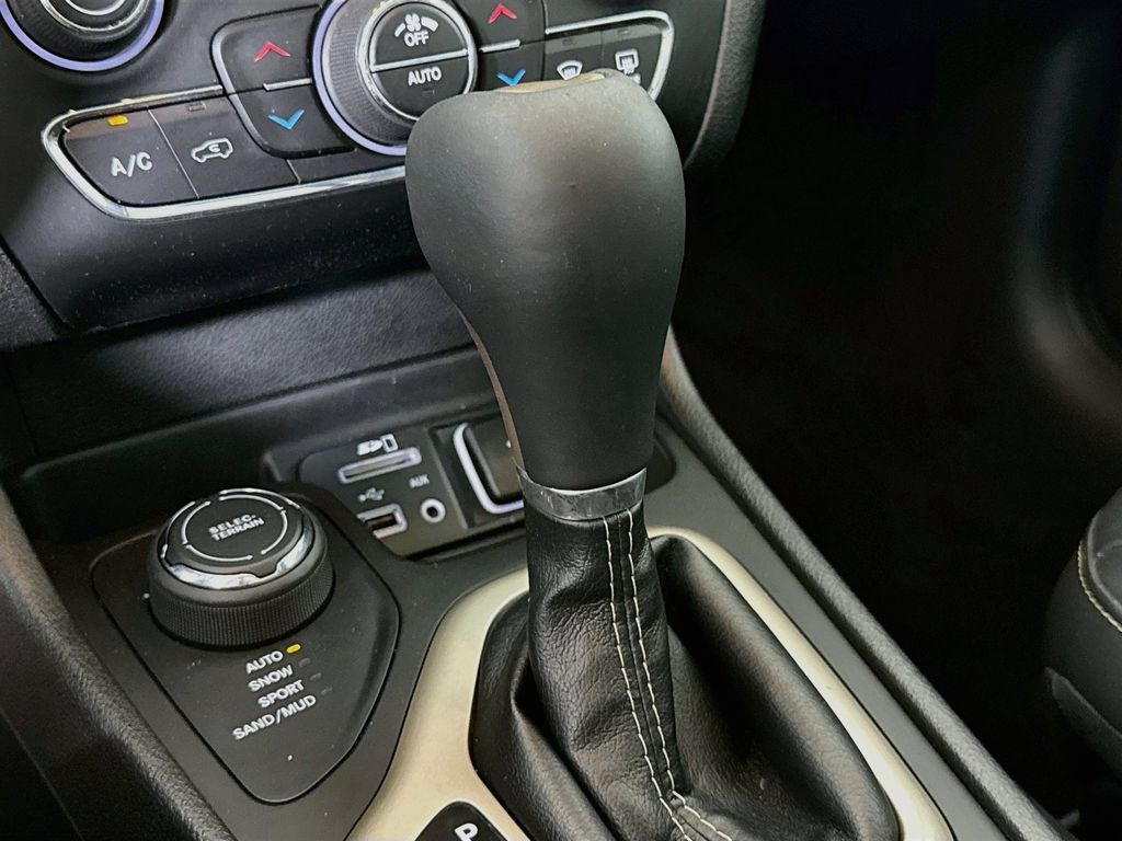 Used 2017 Jeep Cherokee Limited AWD/4WD image 11