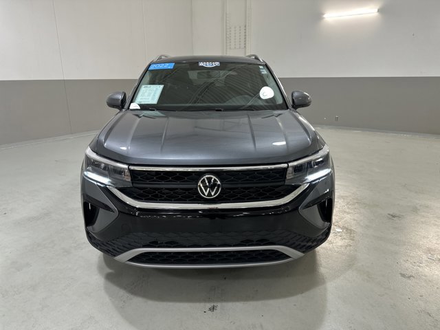 Certified 2022 Volkswagen Taos SE image 2