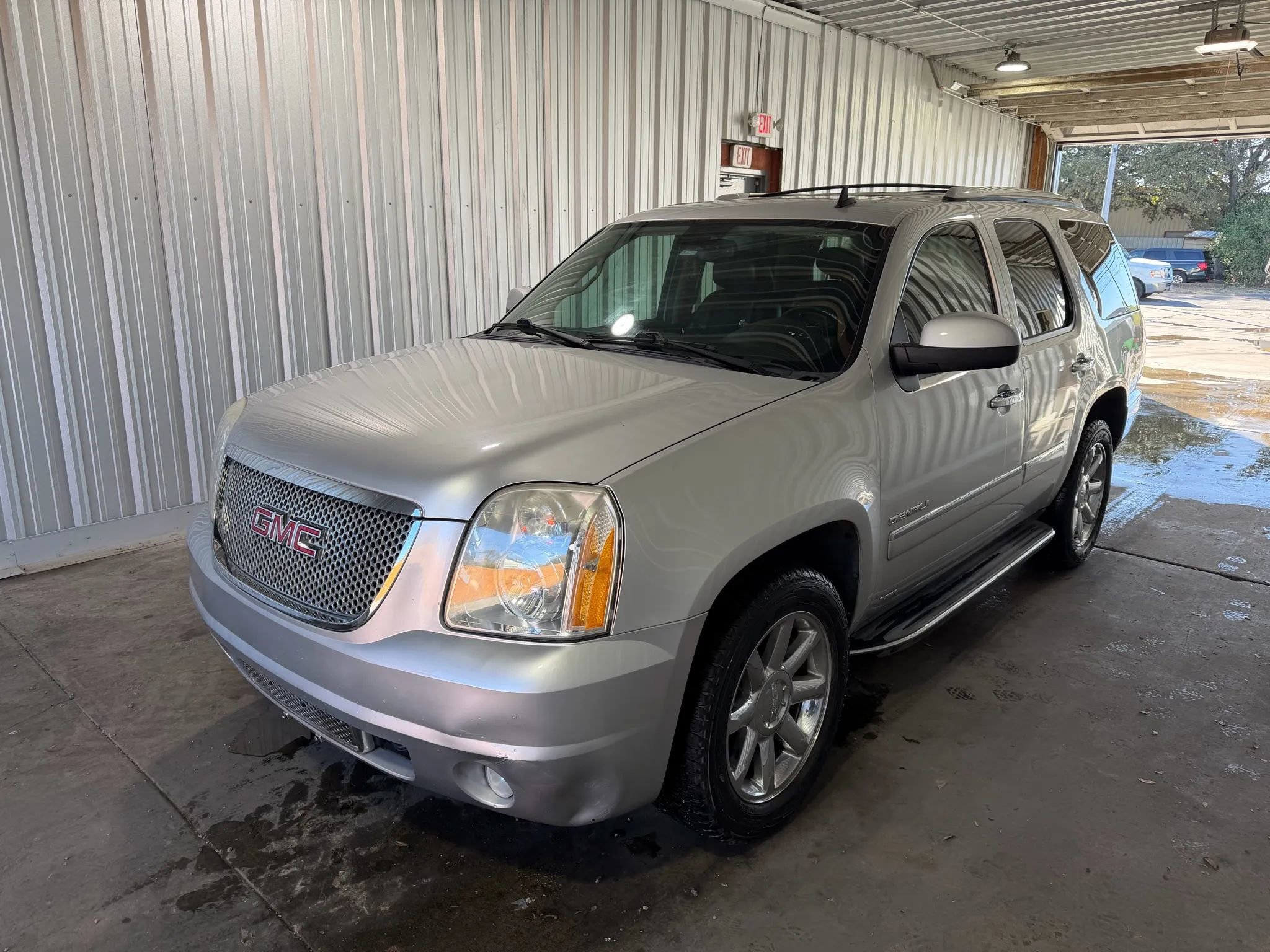 Used 2010 GMC Yukon Denali RWD image 1
