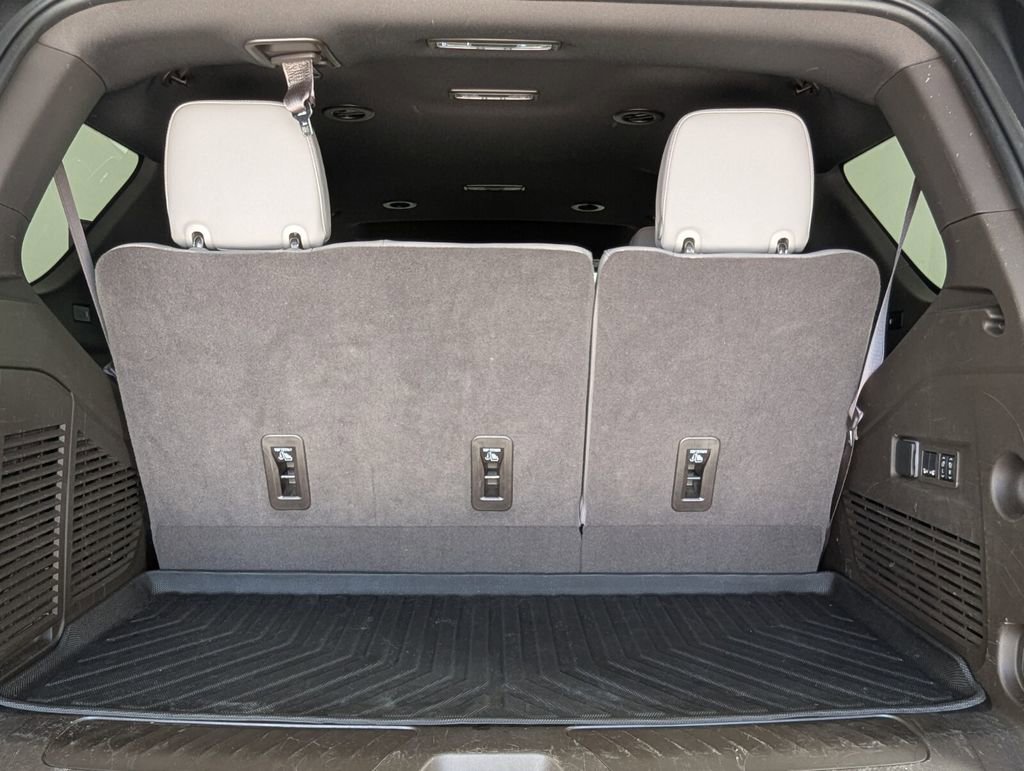 Used 2024 GMC Yukon SLT w/ SLT Luxury Package AWD/4WD image 28