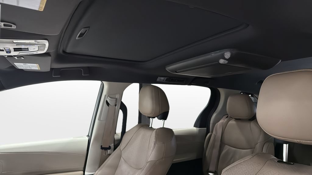 Used 2023 Toyota Sienna Limited AWD/4WD image 39