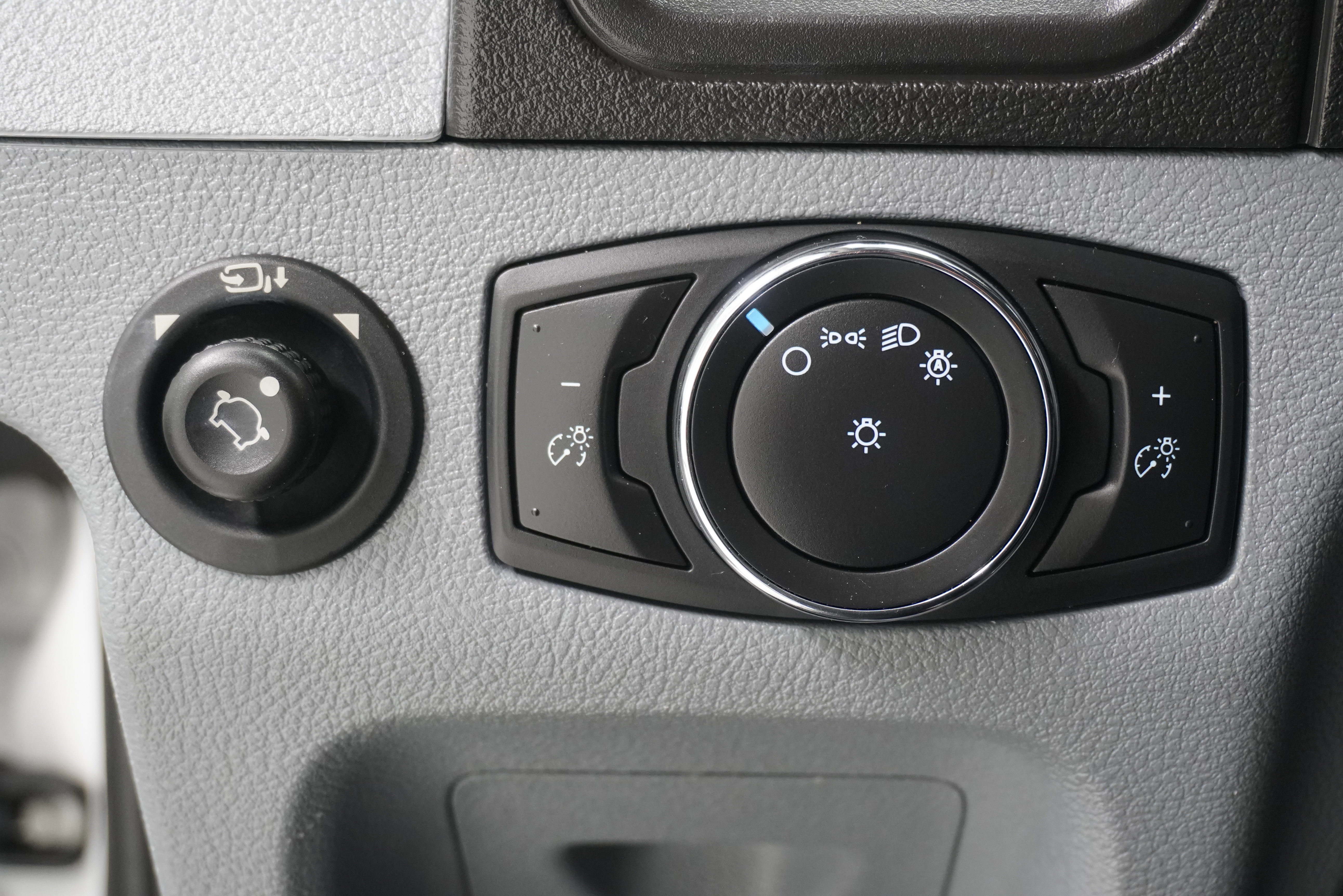 Used 2018 Ford Transit 150 XLT RWD image 17