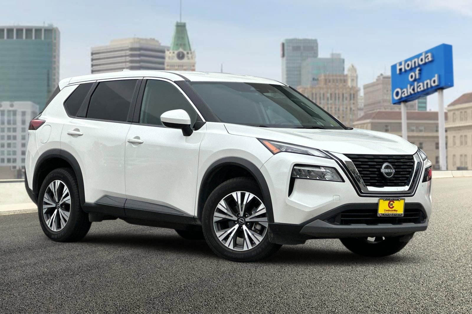 Used 2023 Nissan Rogue SV image 2