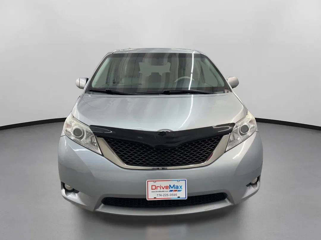 Used 2014 Toyota Sienna XLE image 2