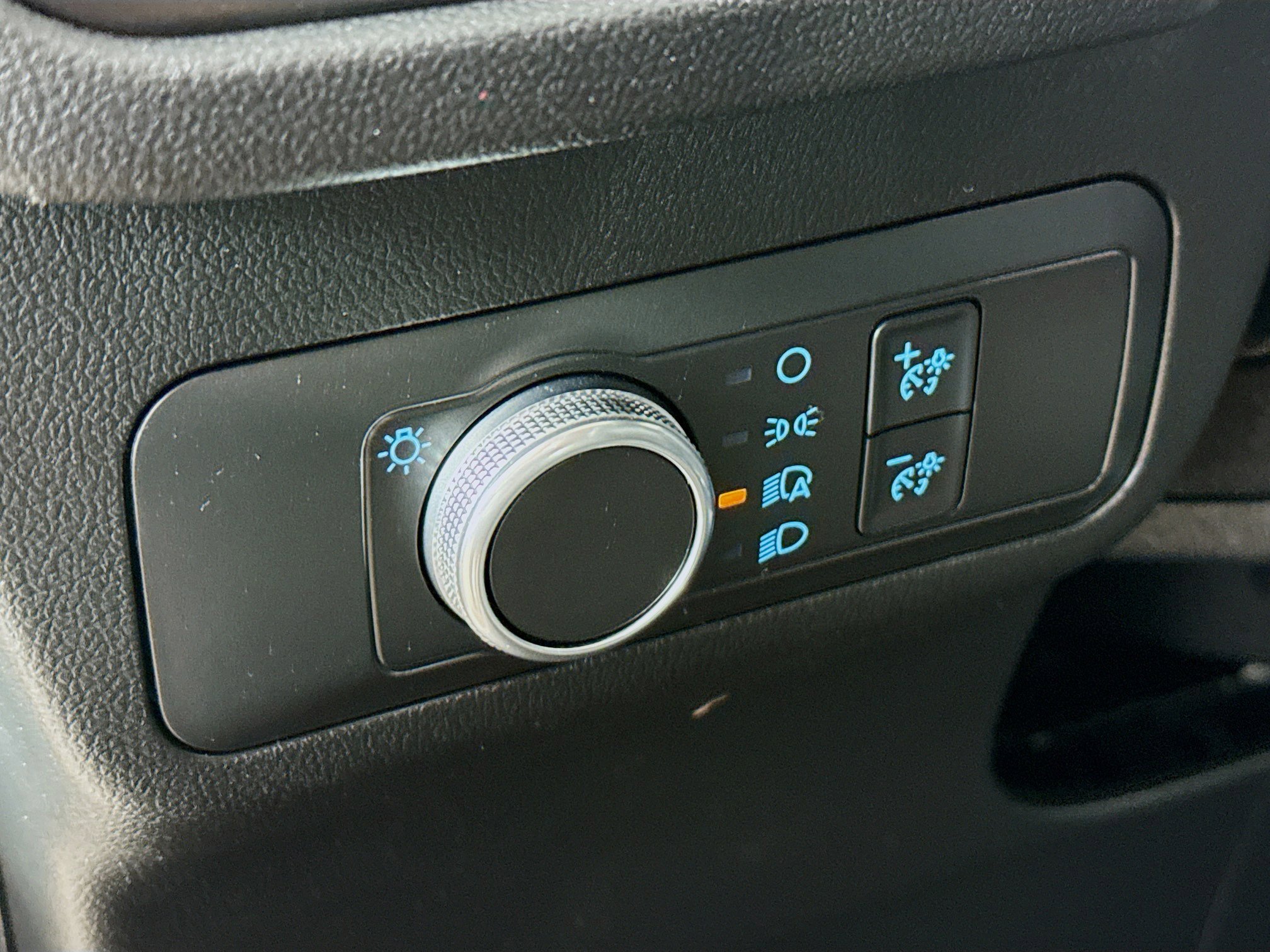 Used 2020 Ford Escape SE image 9