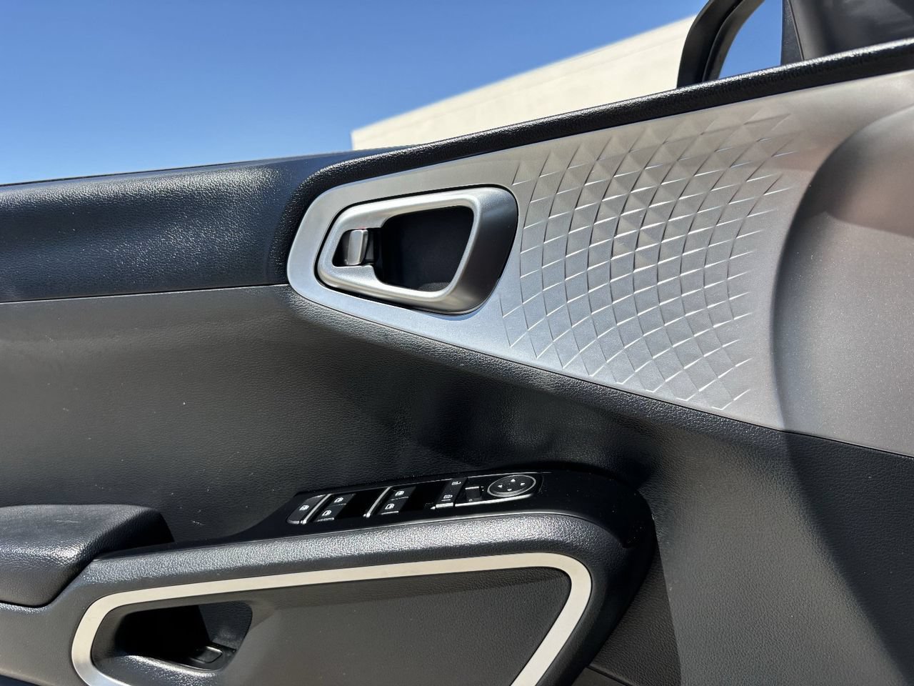 Used 2025 Kia Soul LX w/ LX Technology Package FWD image 19