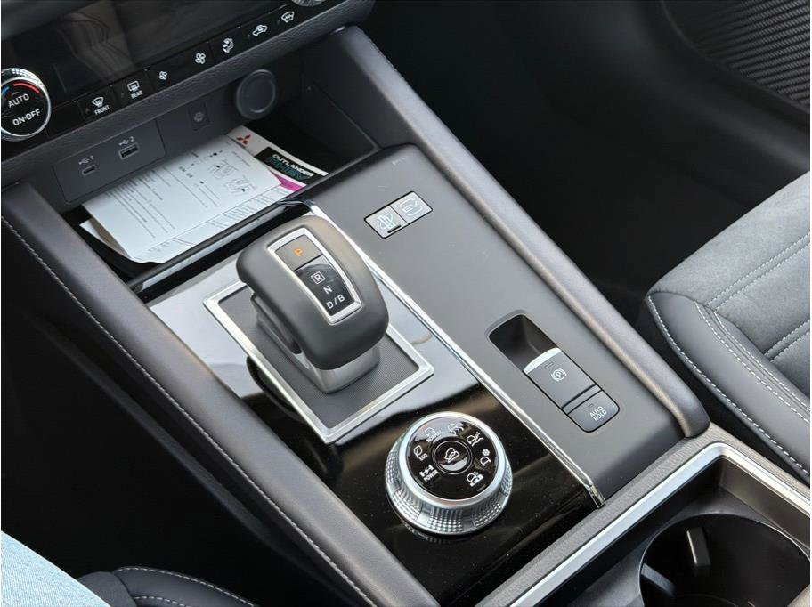 Used 2025 Mitsubishi Outlander SE image 12
