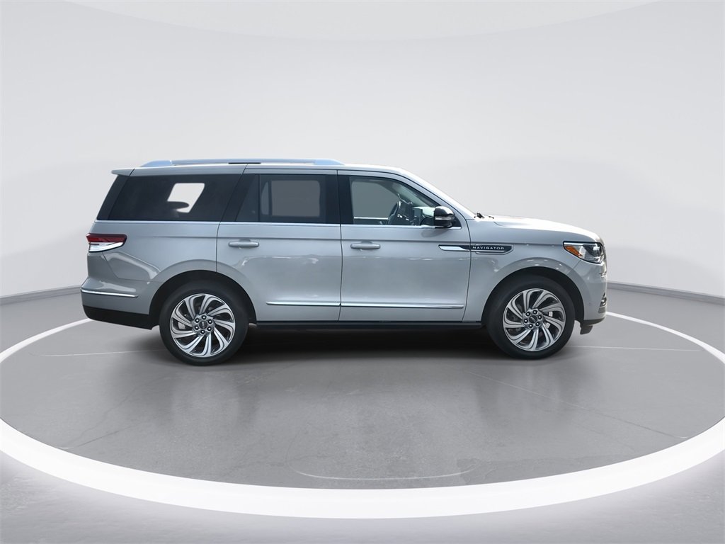 Used 2024 Lincoln Navigator Premiere image 9