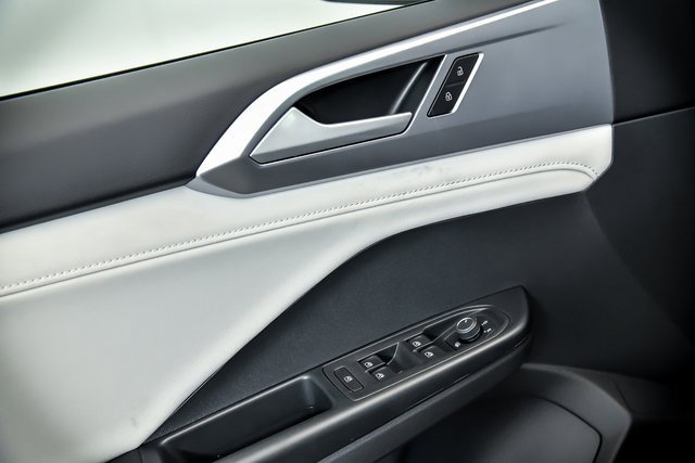 Certified 2025 Volkswagen Taos SE w/ Panoramic Sunroof Package image 5