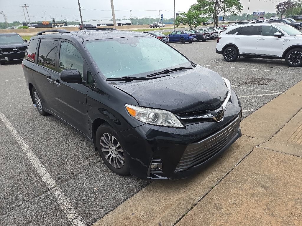 Used 2019 Toyota Sienna XLE FWD image 2