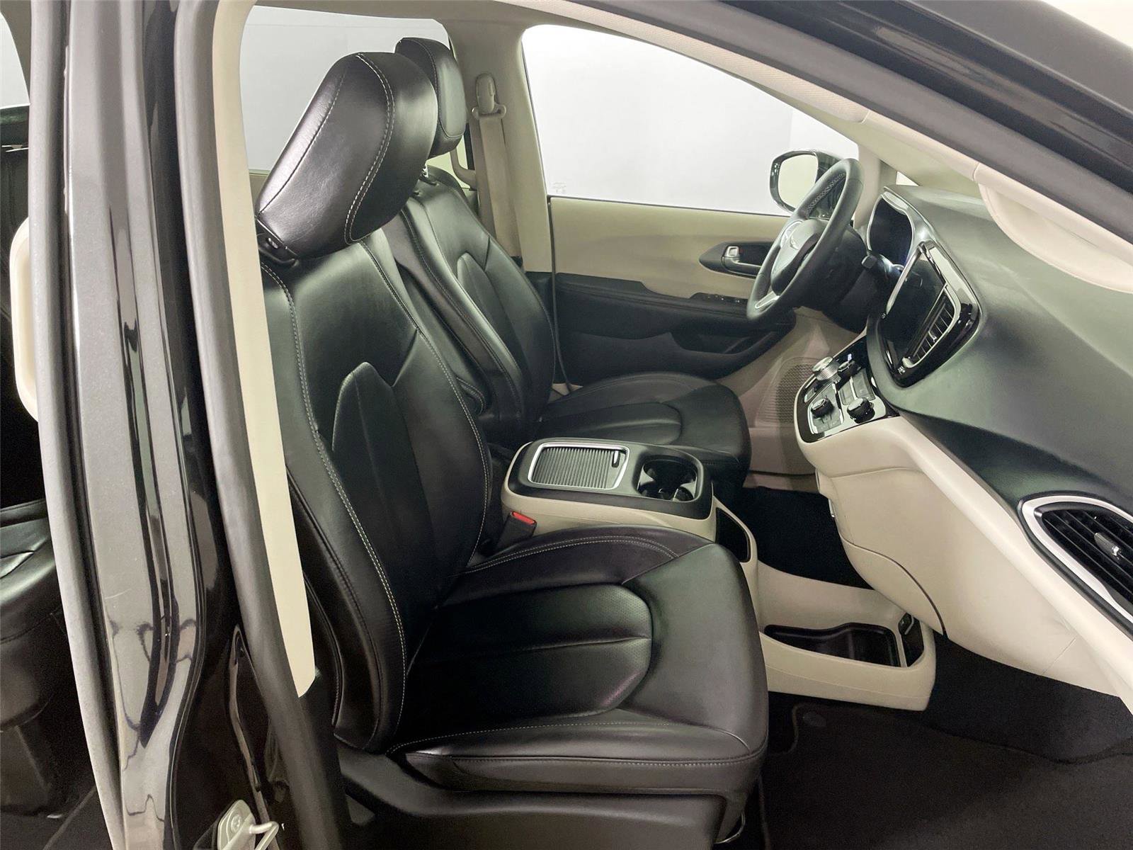 Used 2024 Chrysler Pacifica Touring-L image 28